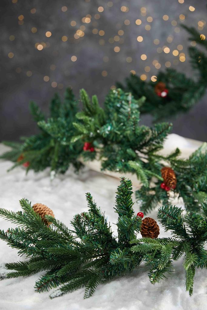 Еловая гирлянда с илексом и шишками