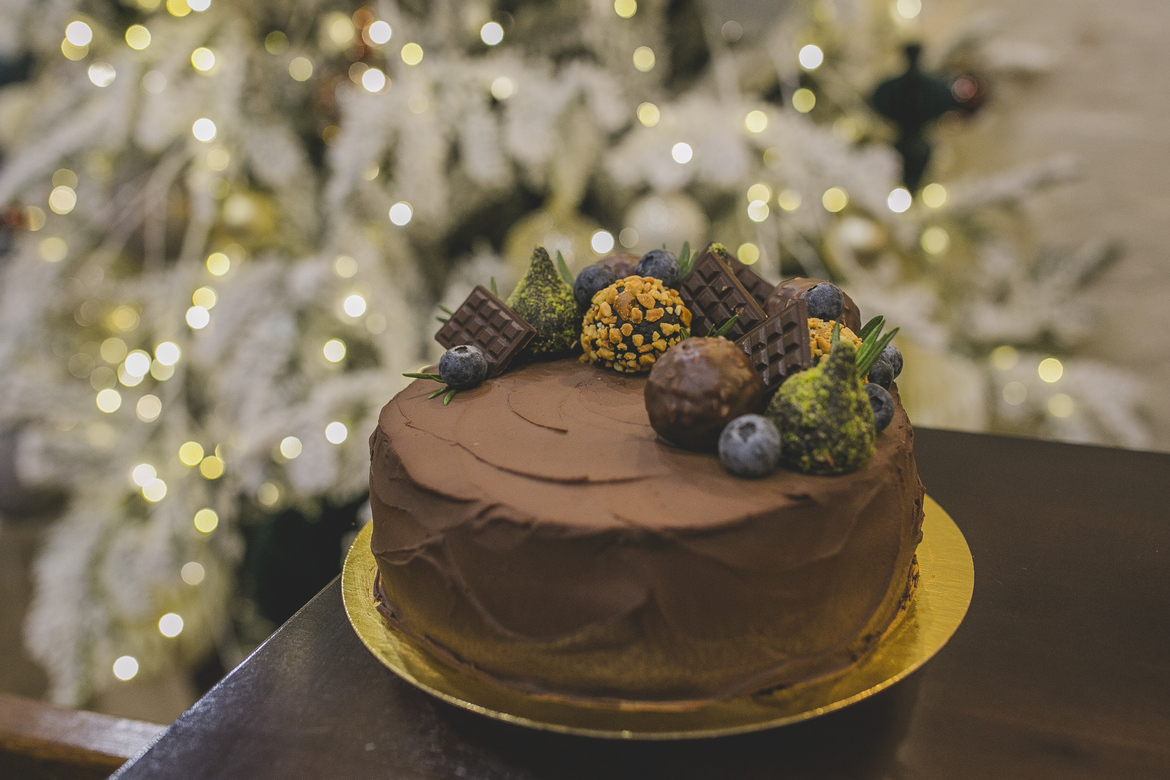 Торт с шоколадным бисквитом и вишней