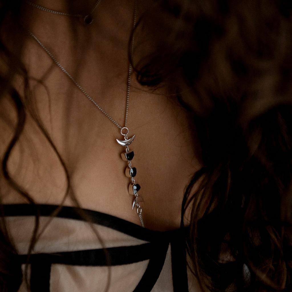 Бодичейн лунный цикл чёрная шпинель (Ag 925)