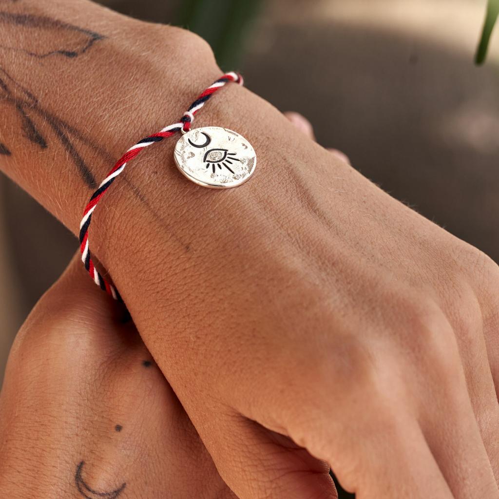 Браслет с медальоном Будущее уже здесь (на цветной нитке) (Ag 925)