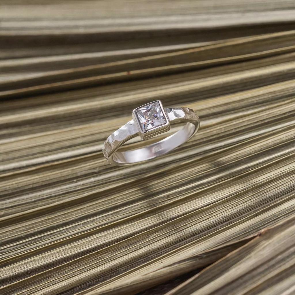 Кольцо на фалангу с квадратным белым цирконом (мятое) (Ag 925)