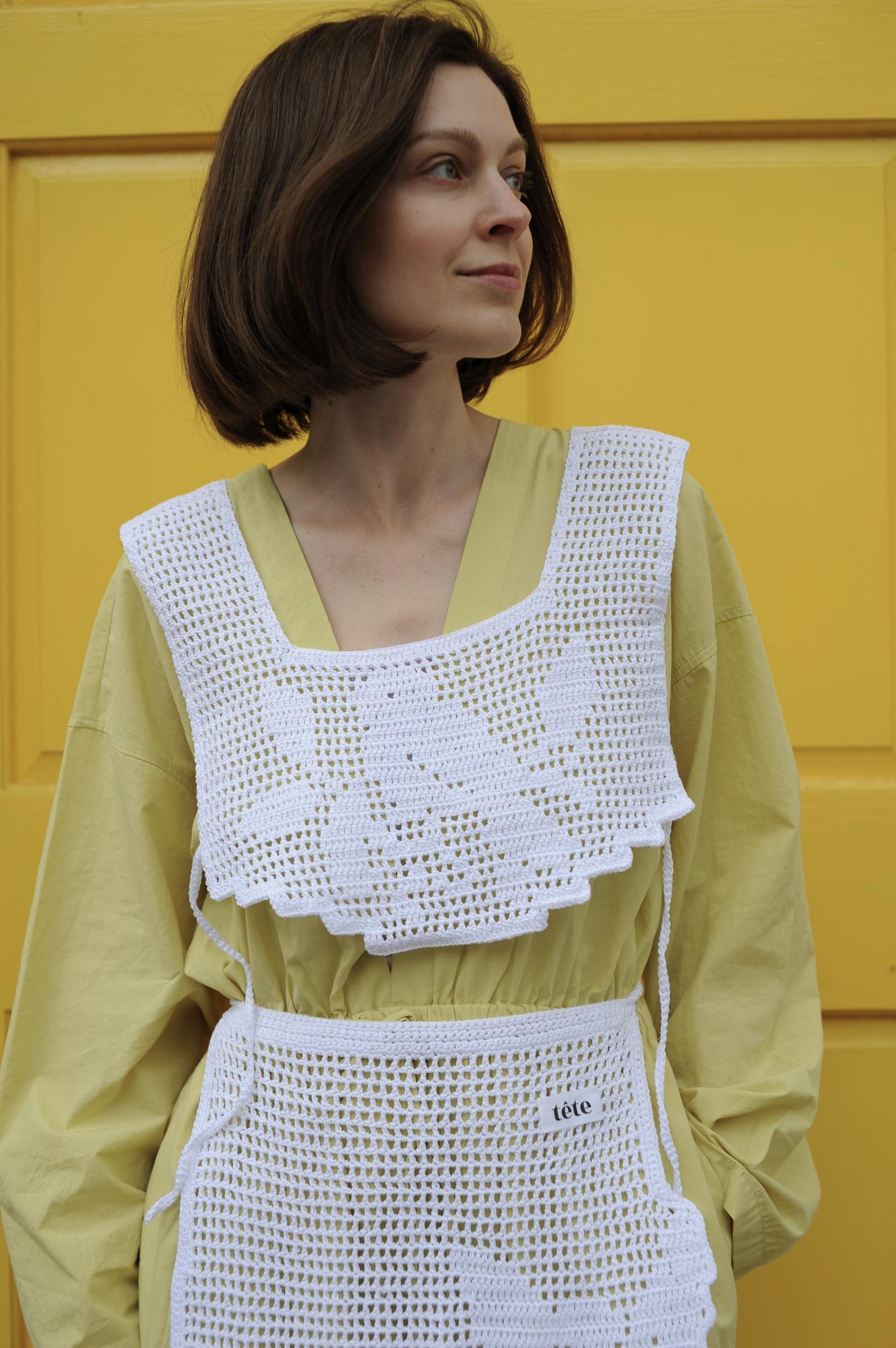 Манишка с птичкой белая