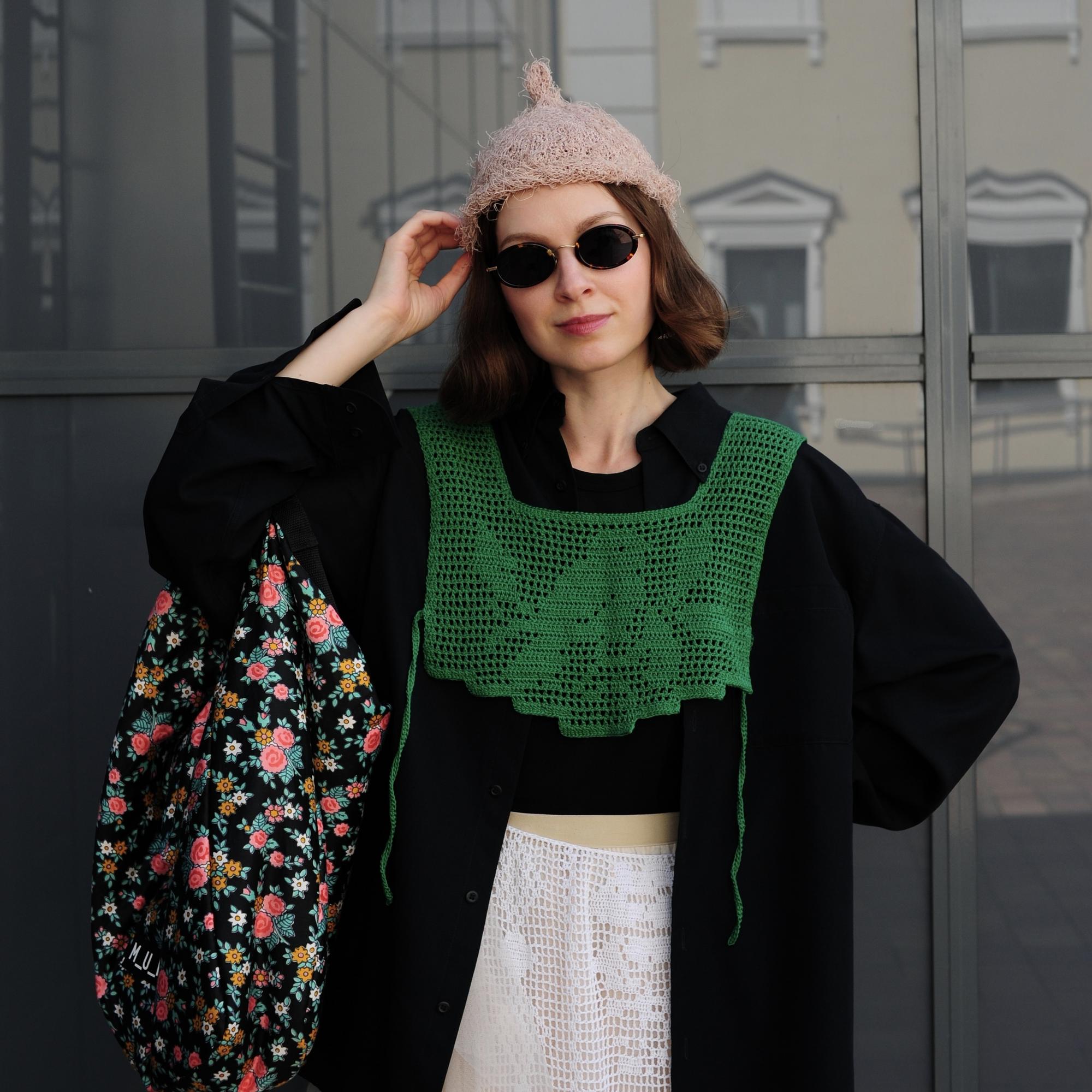 Манишка с птичкой зеленая