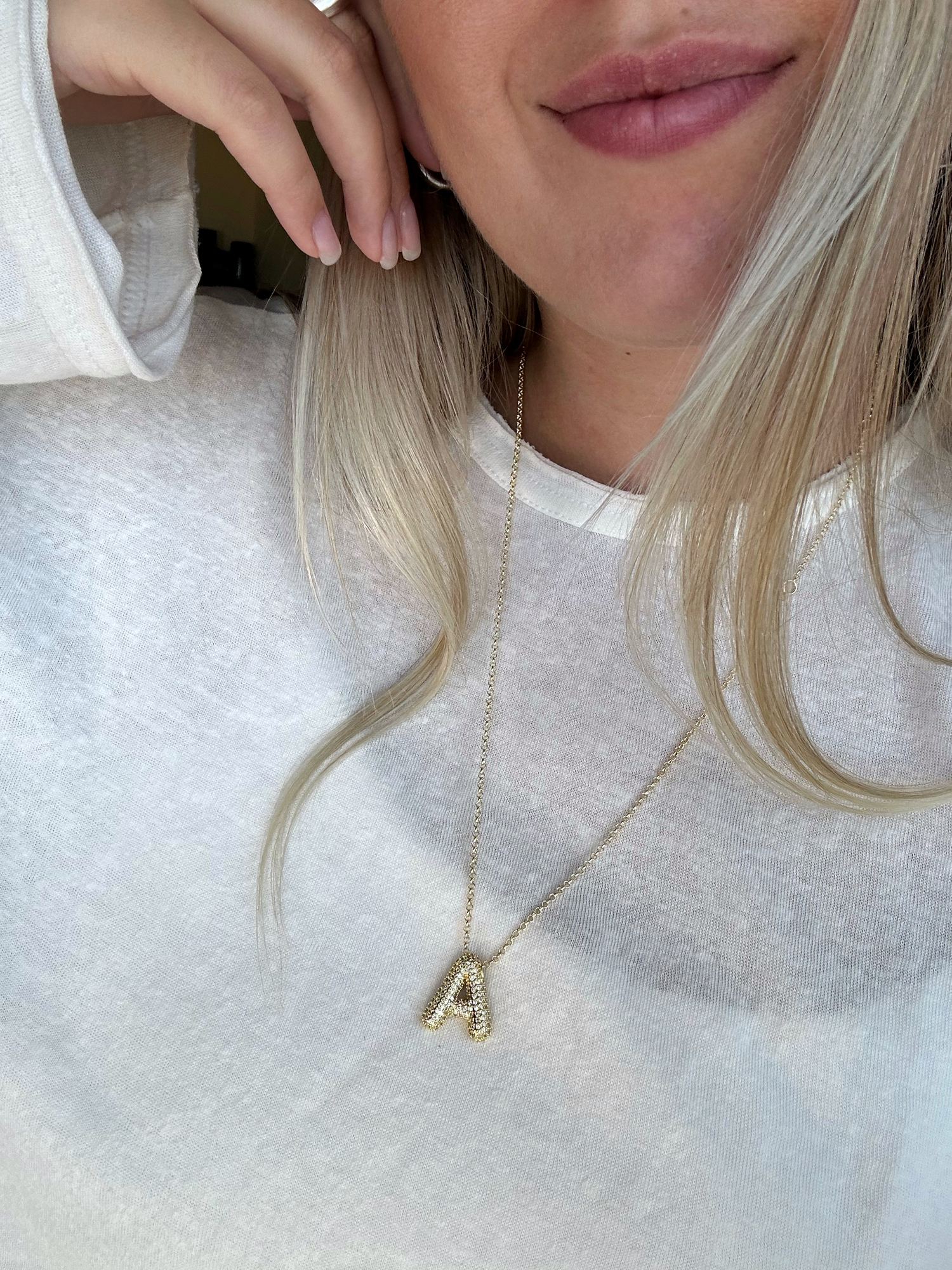 Цепь с инкрустированной буквой