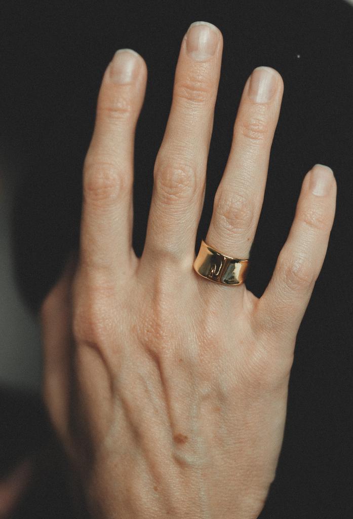 Кольцо с мятой текстурой gold