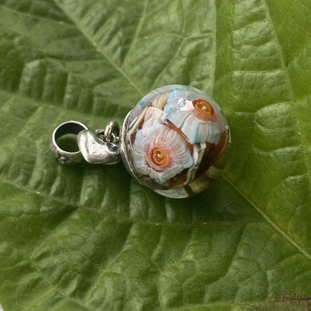 AQUARIUM  DANGLE 5 white daffodils on honey