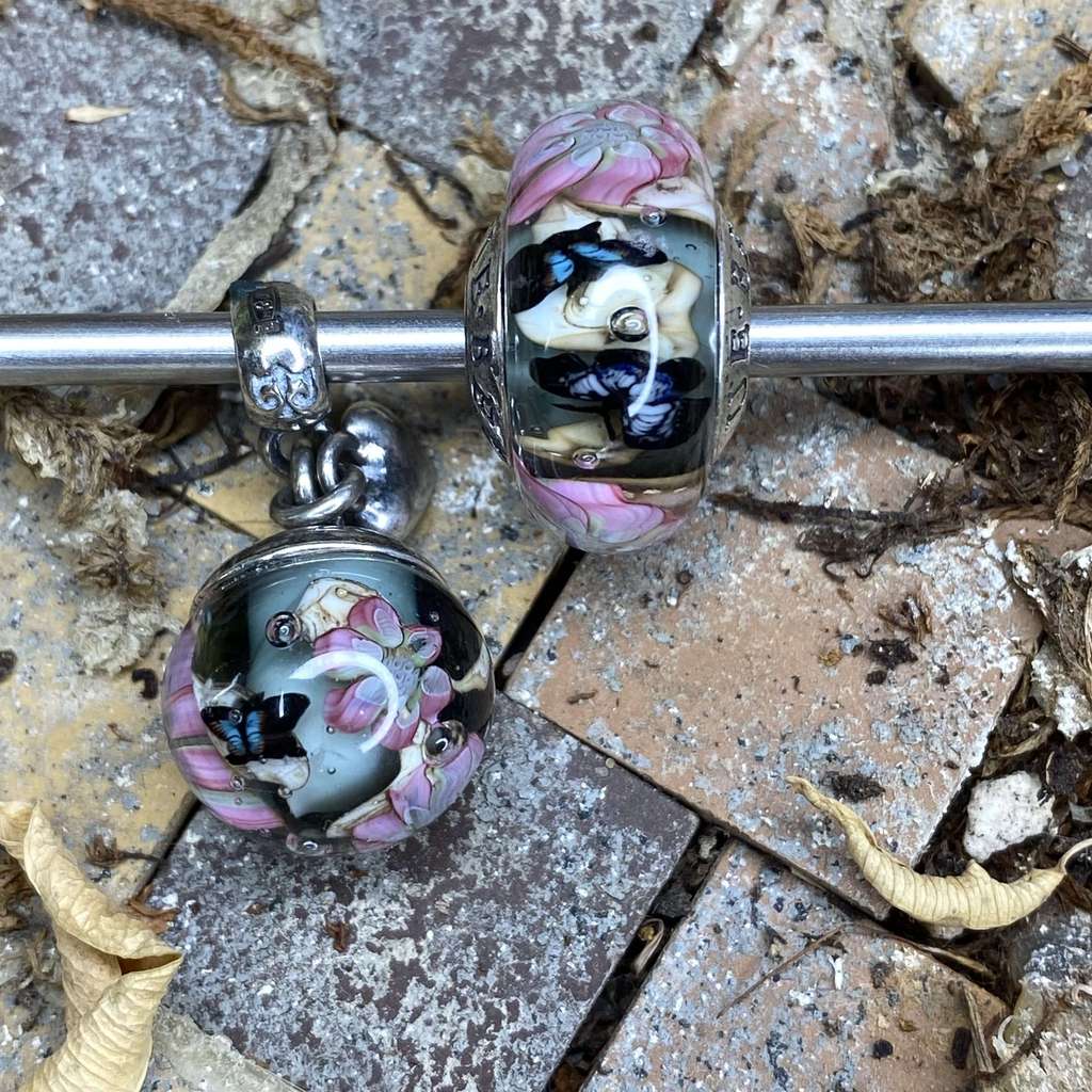 Saturday AQUARIUM  8 pink flowers on grey set