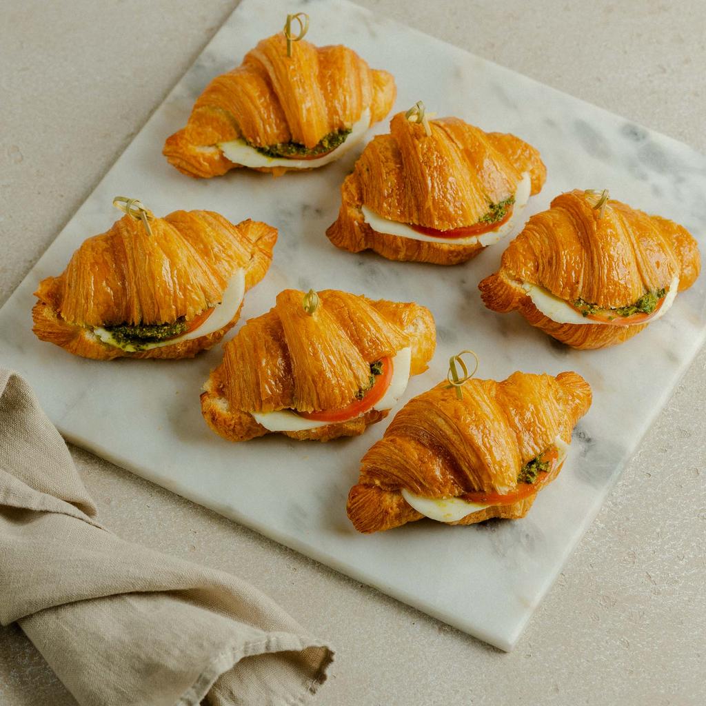 Мини-круассаны капрезе, 6 шт