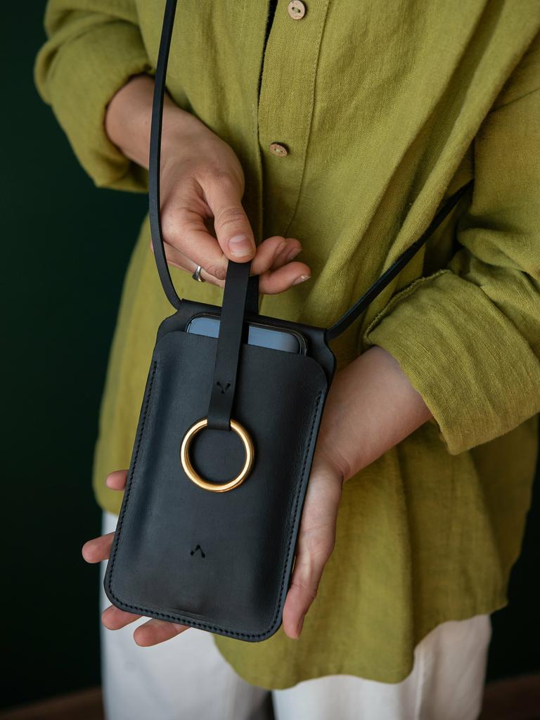 Сумка из натуральной кожи на плечо для смартфона/Кожаный чехол для телефона на ремешке