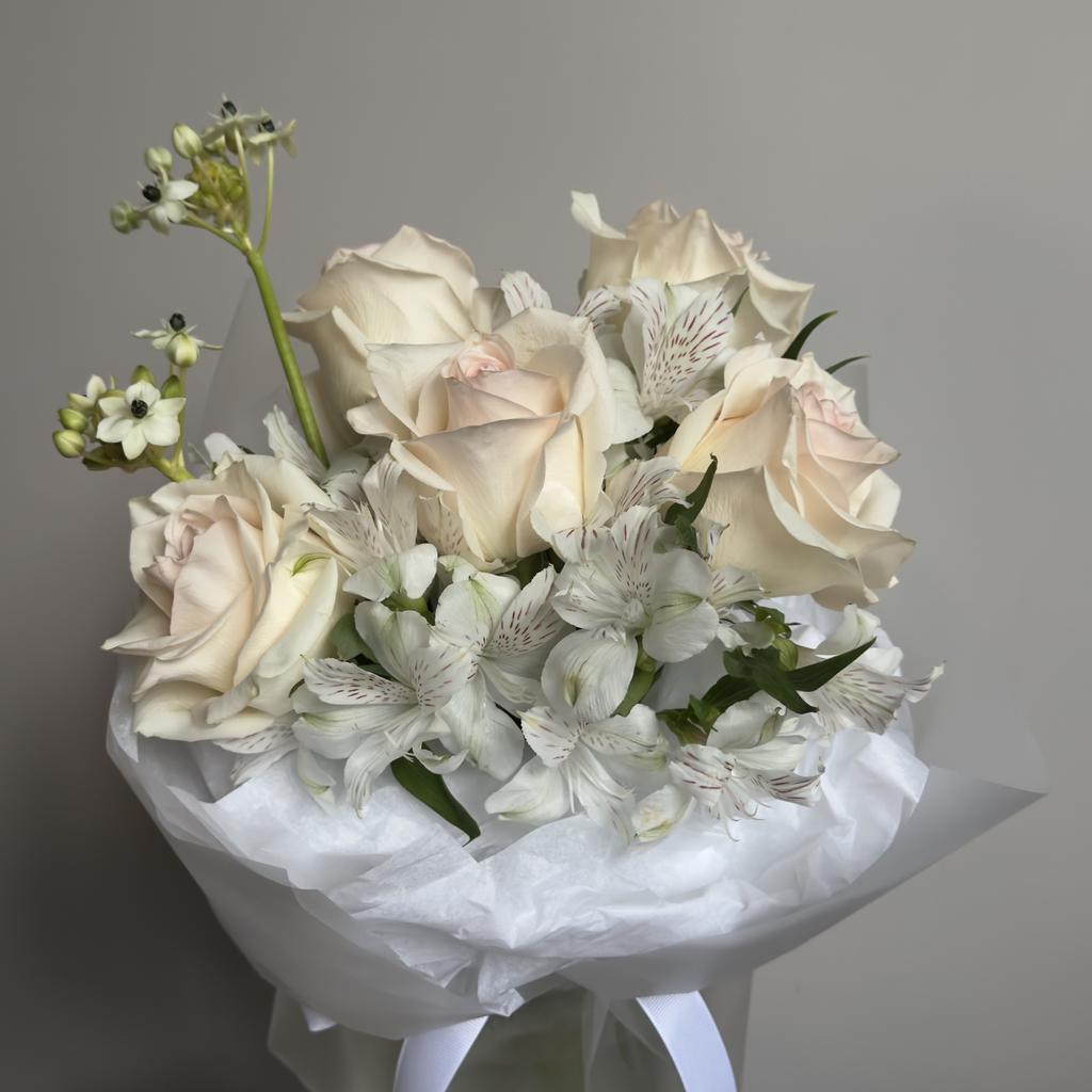 Букет с розами PASTELLA и альстромериями