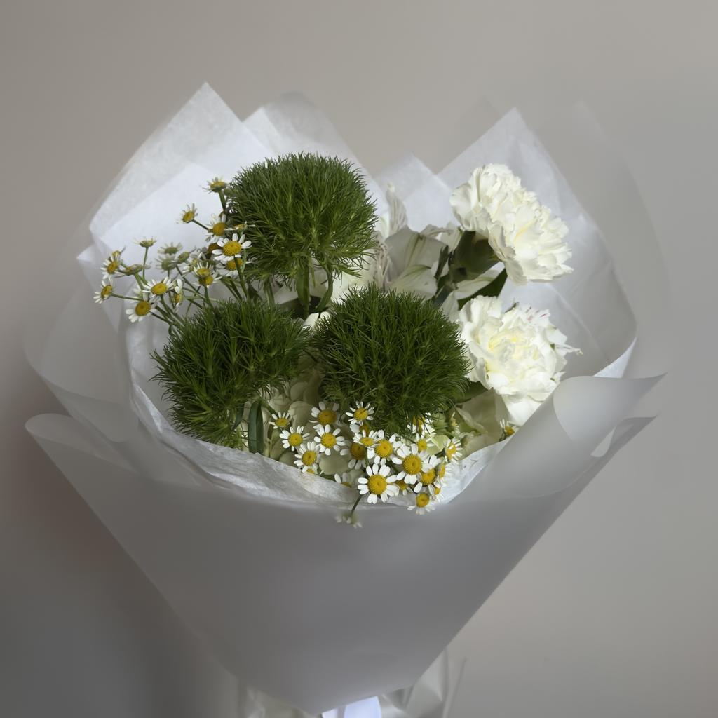 Букет с гортензией и махровыми диантусами