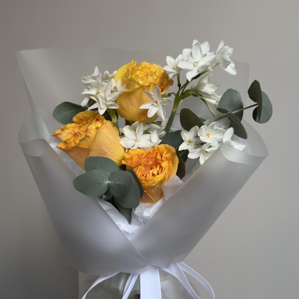 Букет с пионовидными розами и кустовыми нарциссами