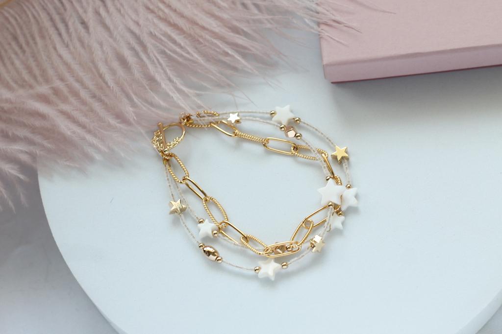 Многослойный браслет из японского бисера и натурального перламутра в виде звездочек