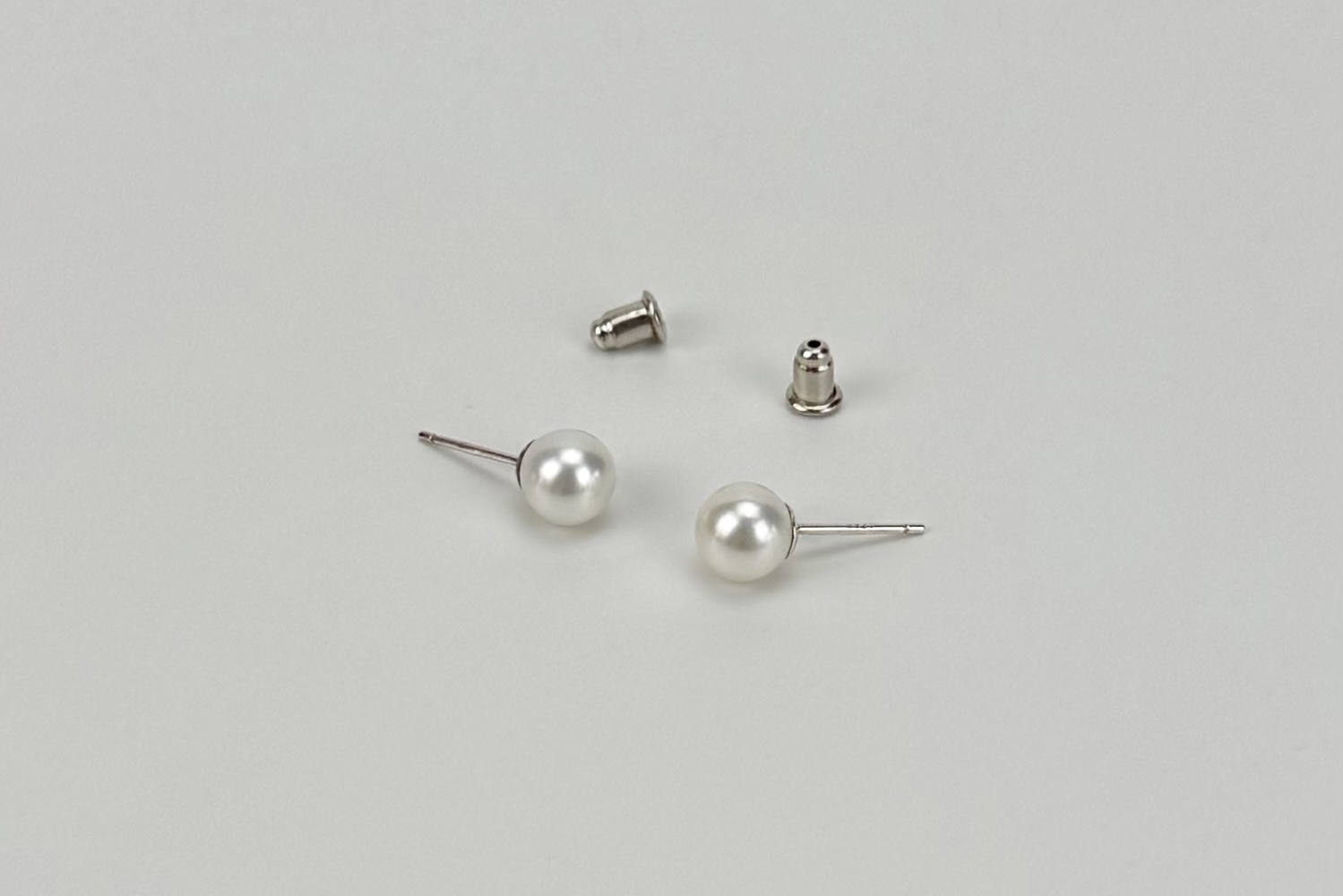 Классические серьги пусеты с белым жемчугом CLASSIC PRINCESS