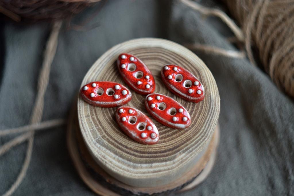 Керамическая пуговица овальная  "Красный мухомор"