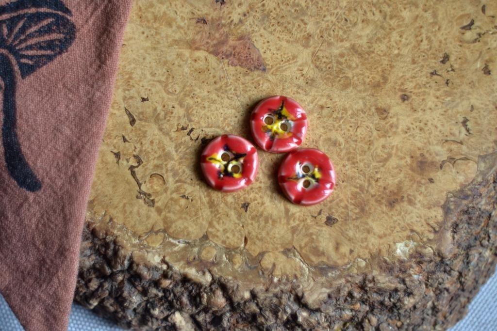 Керамическая пуговица  в размере 1,8 см  "Цветок красный "