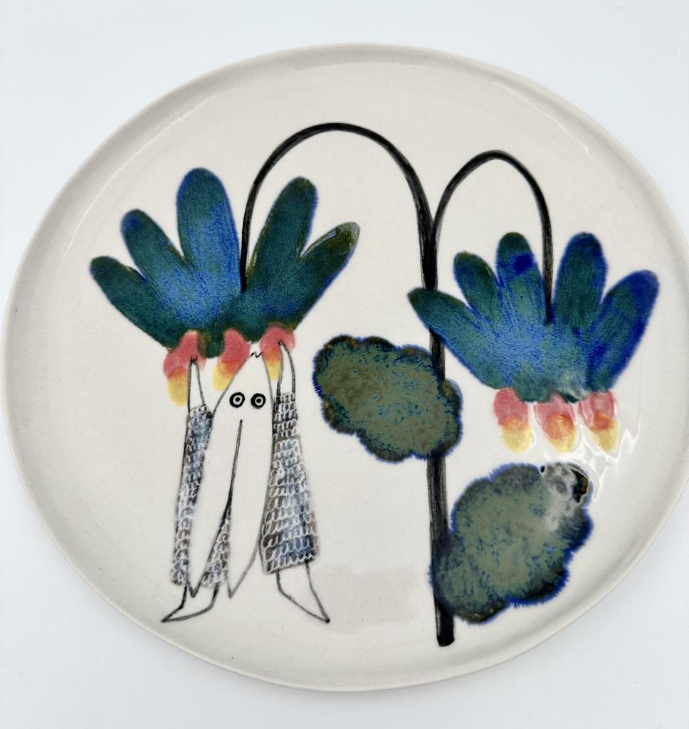 Тарелка Заяц и цветок, белая, средняя