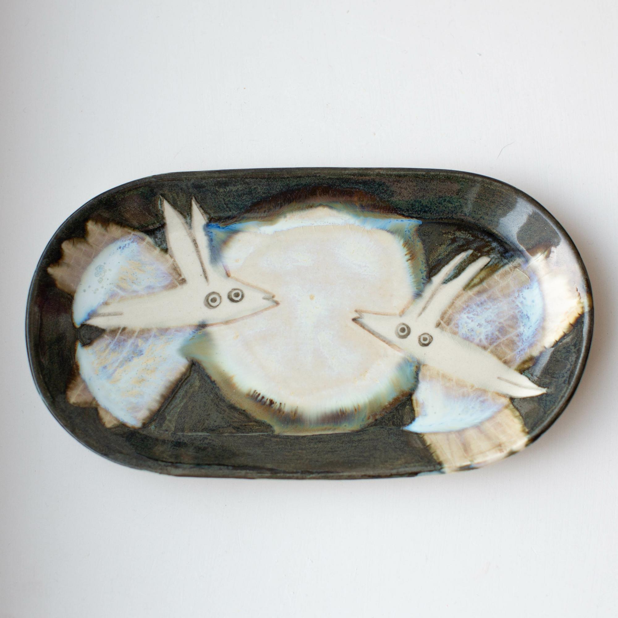 Овальные тарелки с изображениями зайцев-летунов