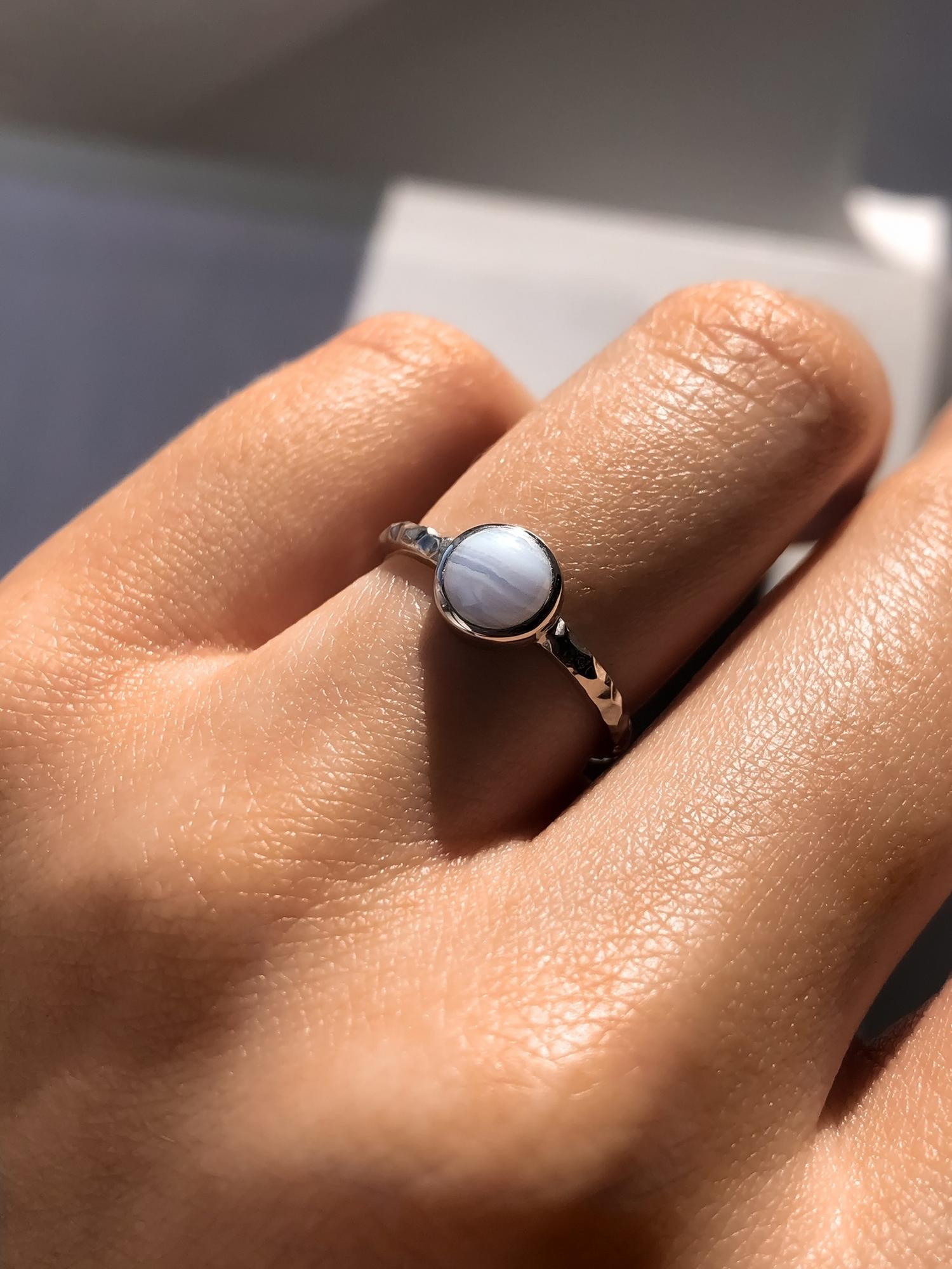 Серебряное узкое кольцо "Sunset" с лавандовым агатом