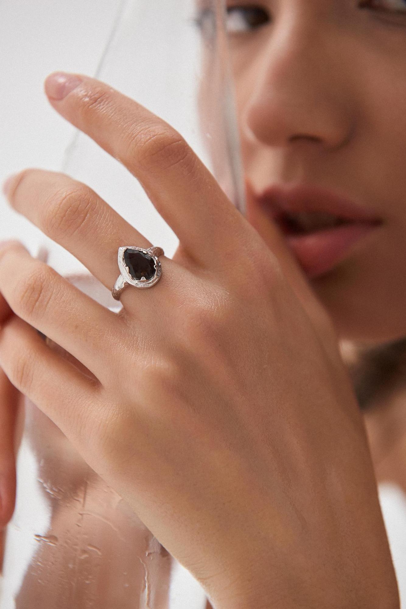 Кольцо Crystal Drop с черной шпинелью