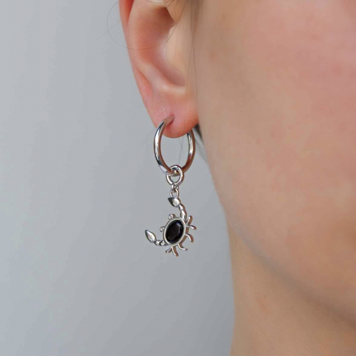 Серьги с натуральным янтарем  и подвесом краб