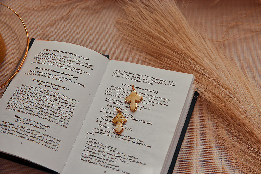 Кулон CROSS молочный янтарь