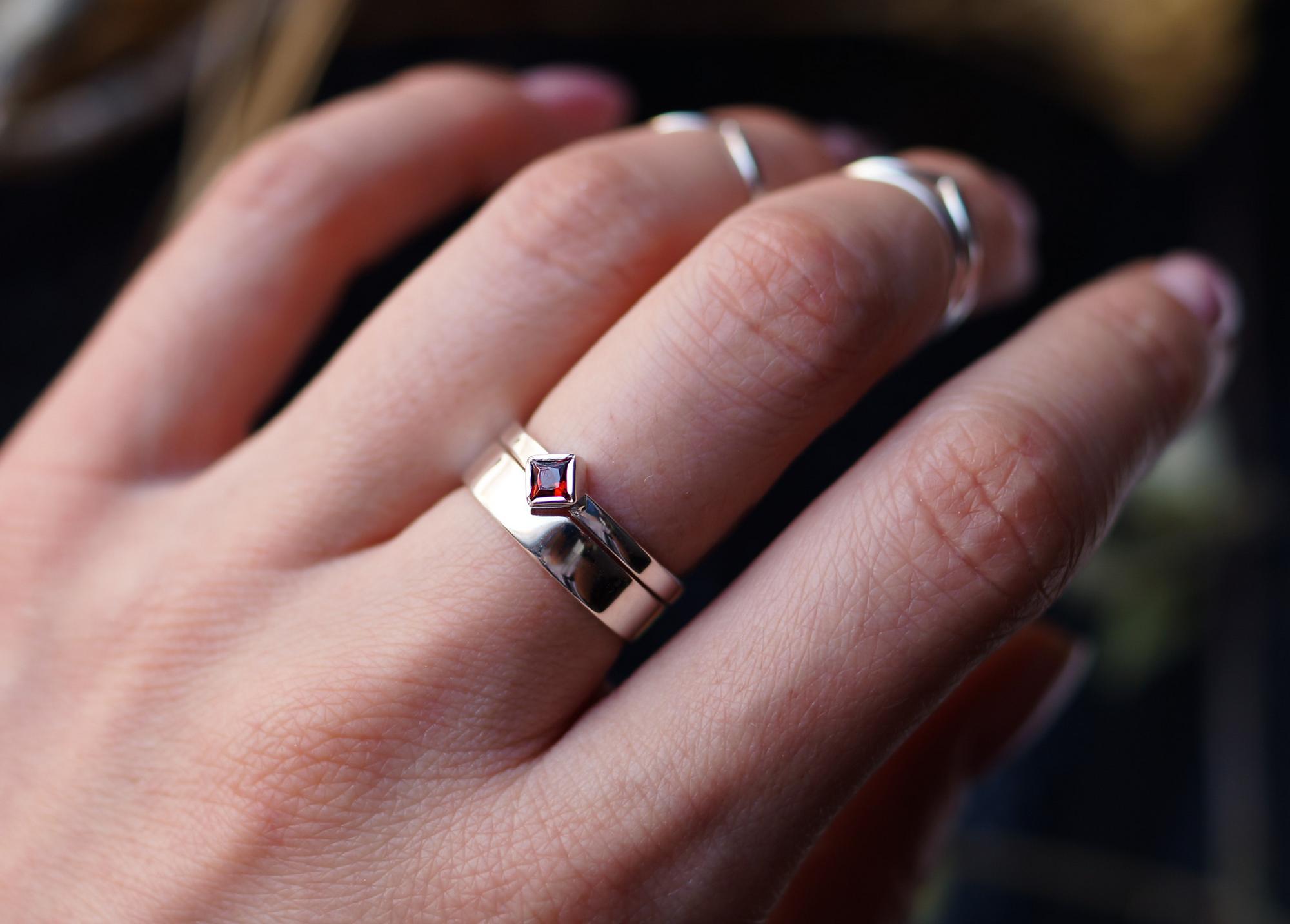 Сет ИЗ ДВУХ КОЛЕЦ С ГРАНАТОМ