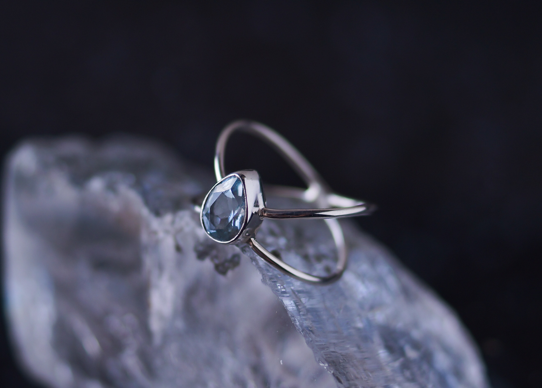 КОЛЬЦО БЕСКОНЕЧНОСТЬ С ТОПАЗОМ