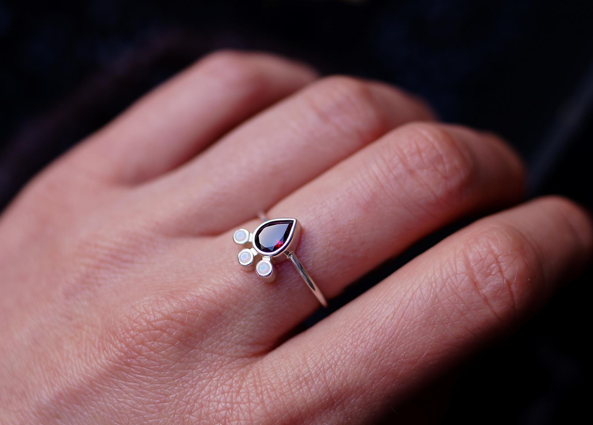 КОЛЬЦО "ЛАПКА" С ОПАЛАМИ