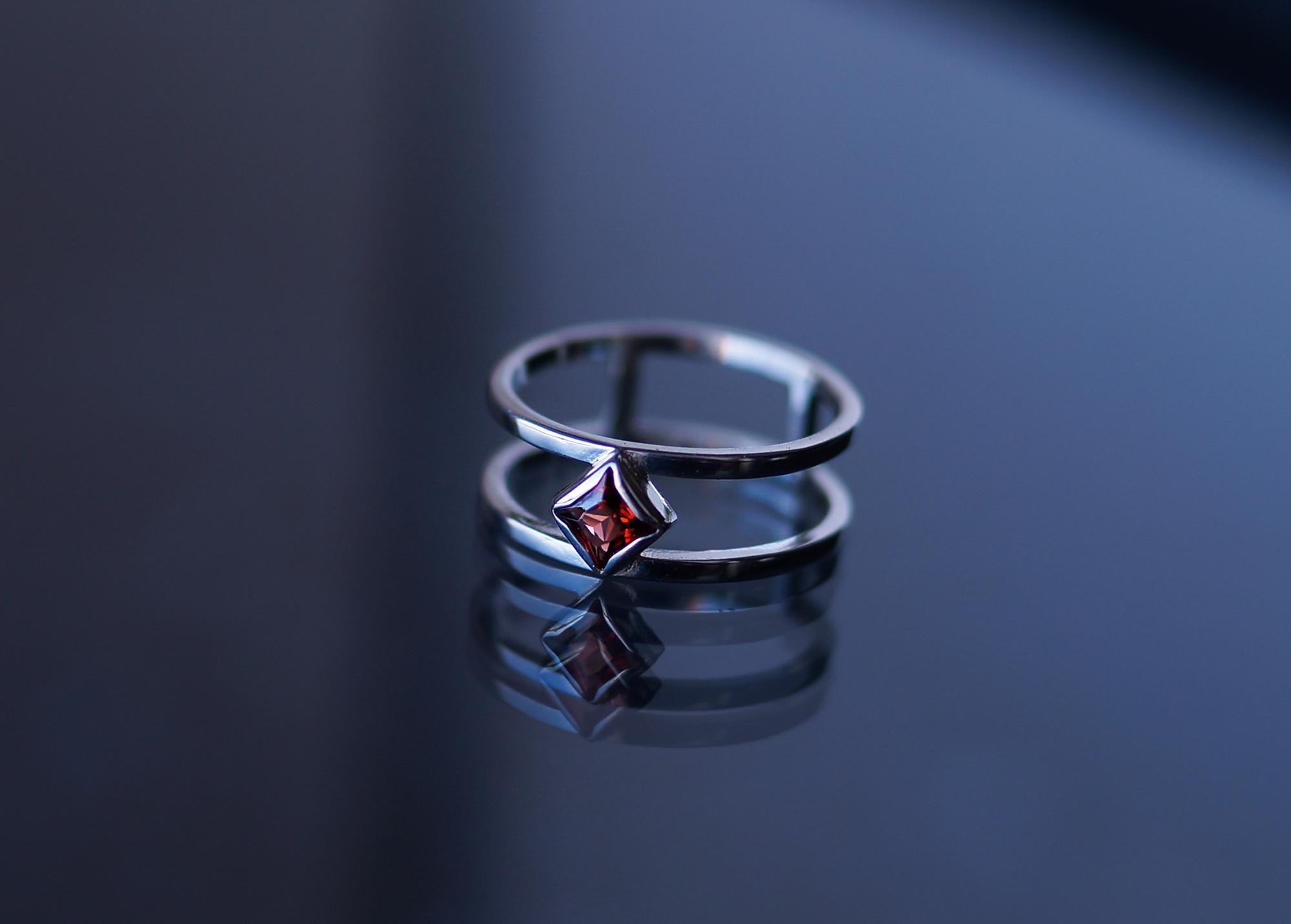 КОЛЬЦО НА ВЕРХНЮЮ ФАЛАНГУ С ГРАНАТОМ