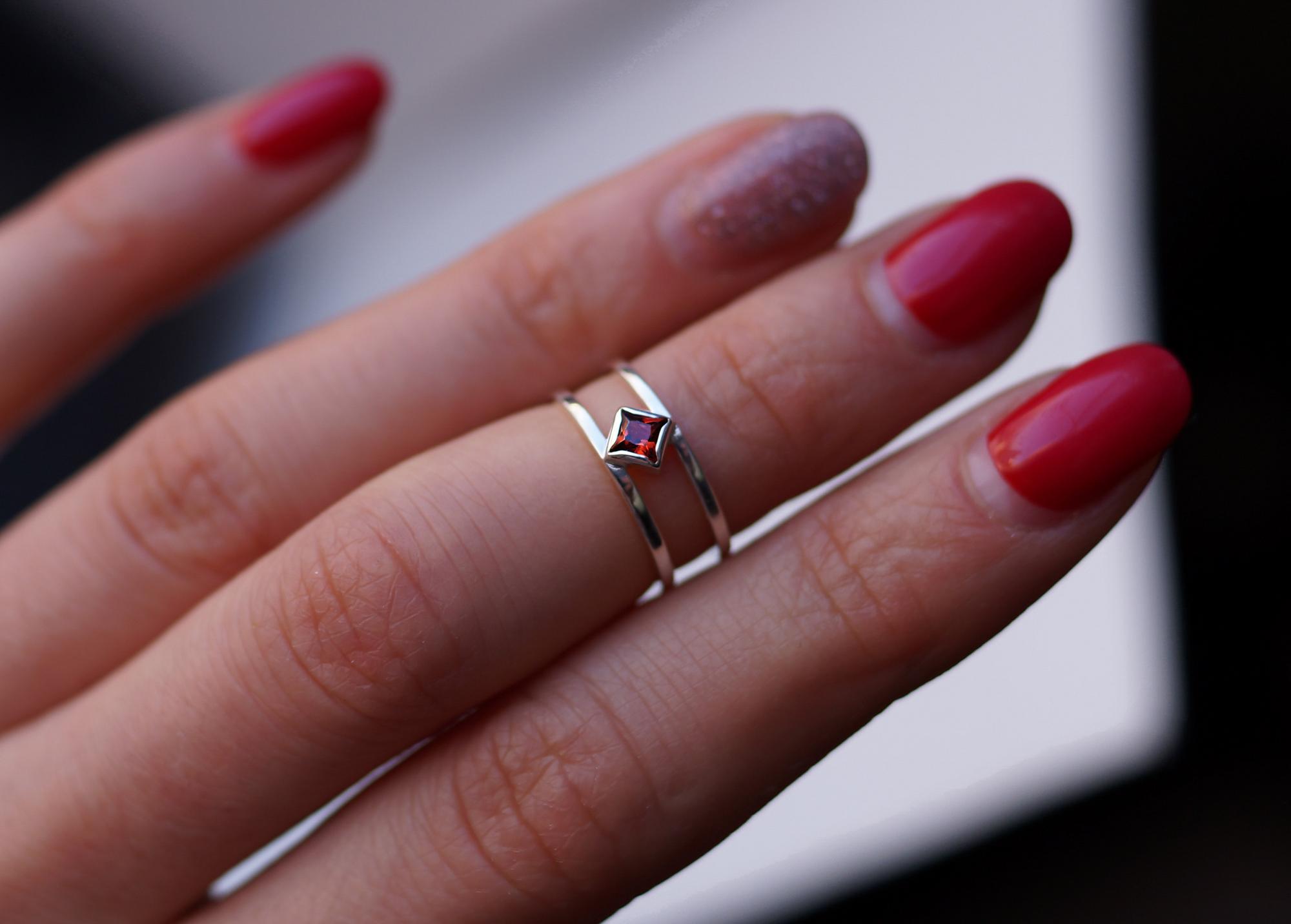 КОЛЬЦО НА ВЕРХНЮЮ ФАЛАНГУ С ГРАНАТОМ