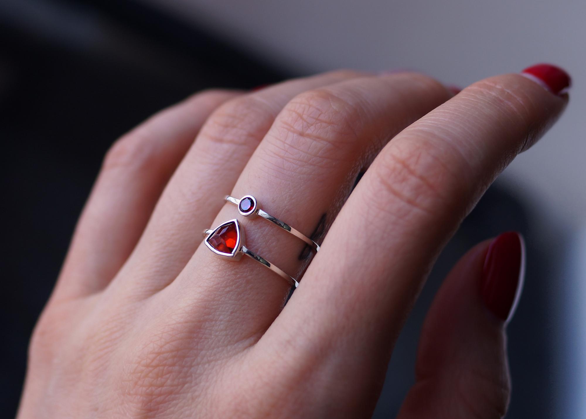 ДВОЙНОЕ КОЛЬЦО С ГРАНАТОМ