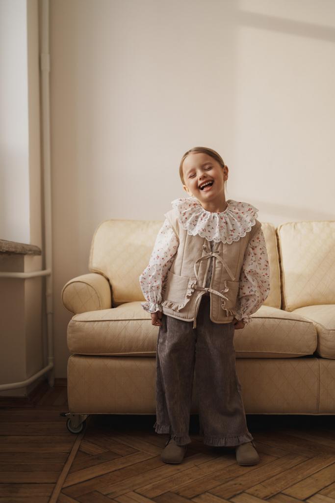 Жилет с бантиками