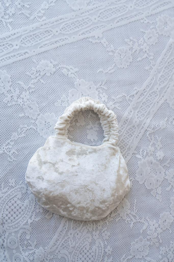 Сумочка из молочного бархата