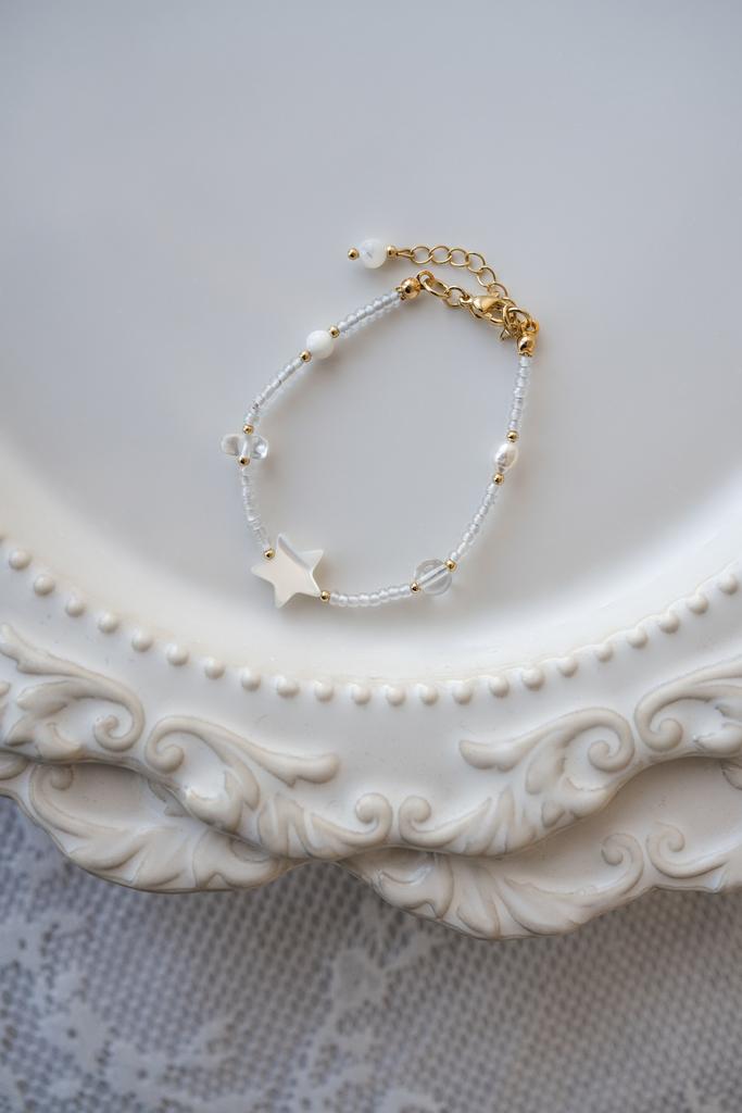 Браслет из бисера с перламутровой звездочкой
