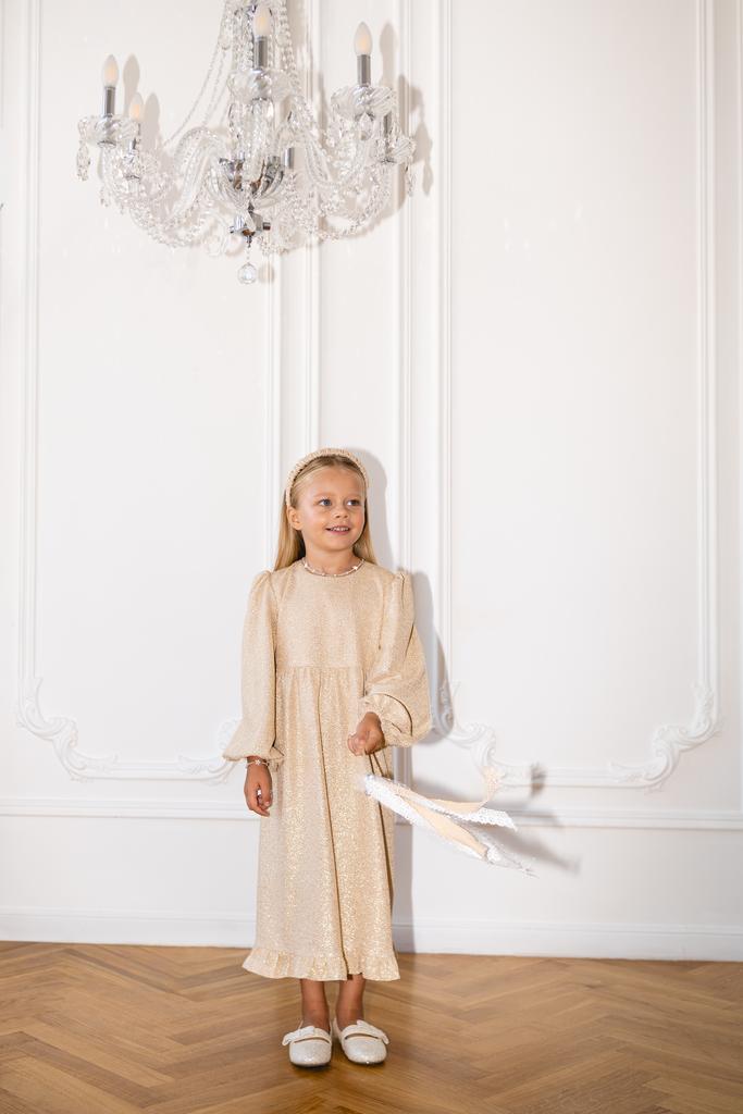 Блестящее платье с золотым оттенком