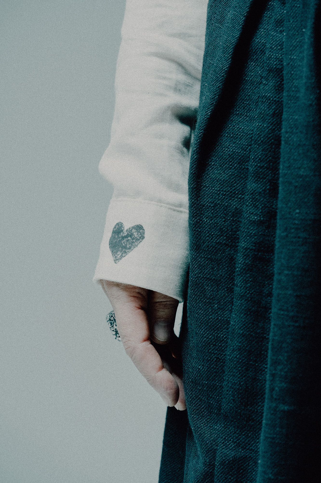 Рубашка льняная с набойкой на спине и манжетах