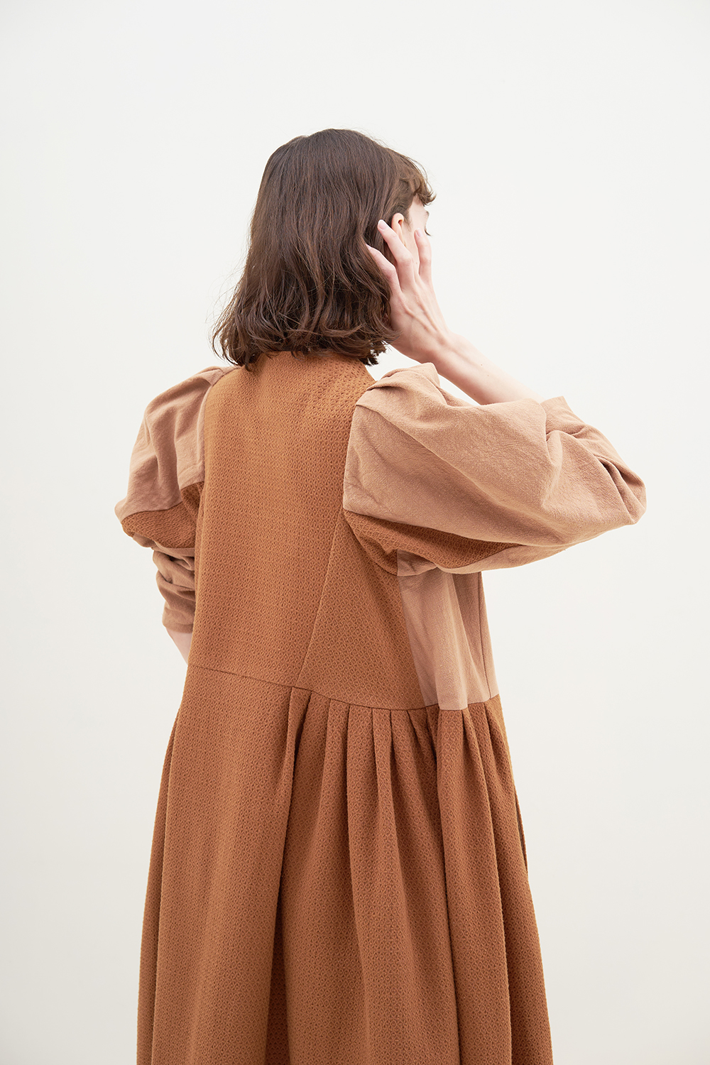 Платье-накидка песочное с ластовицами