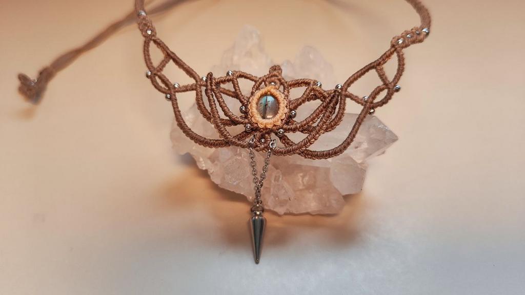 Чокер/тиара с лабрадором "Лотос"