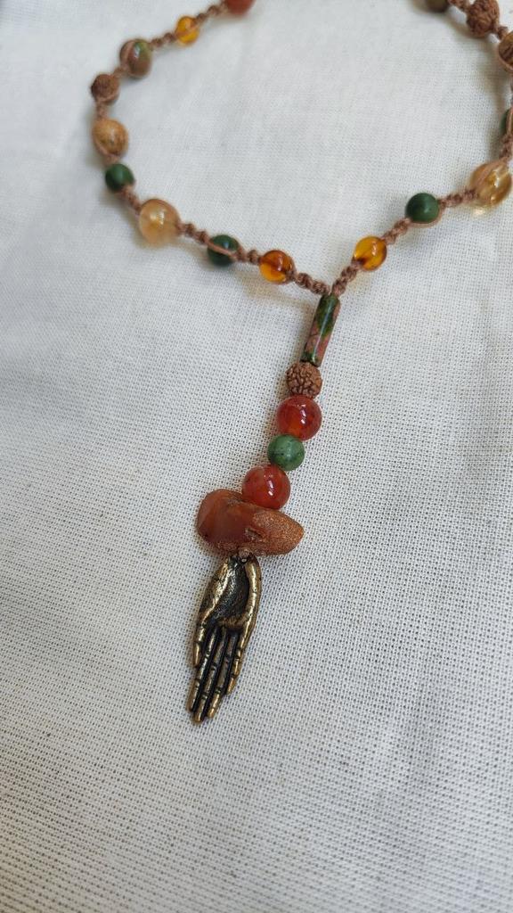 Бусы, ладонь, бронза