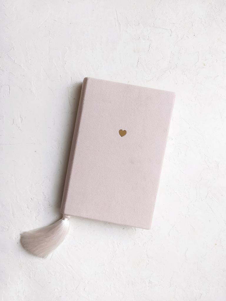 БАРХАТНЫЙ ЕЖЕДНЕВНИК А5 ПУДРОВЫЙ С СЕРДЕЧКОМ