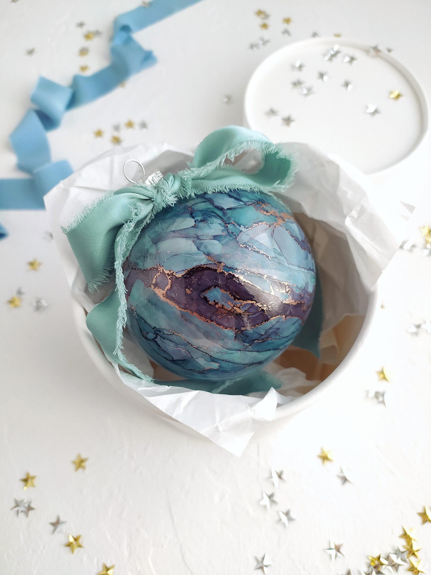 НОВОГОДНЯЯ ИГРУШКА НА ЕЛКУ РУЧНОЙ РАБОТЫ, ШАР "СИНИЙ ТУРМАЛИН"