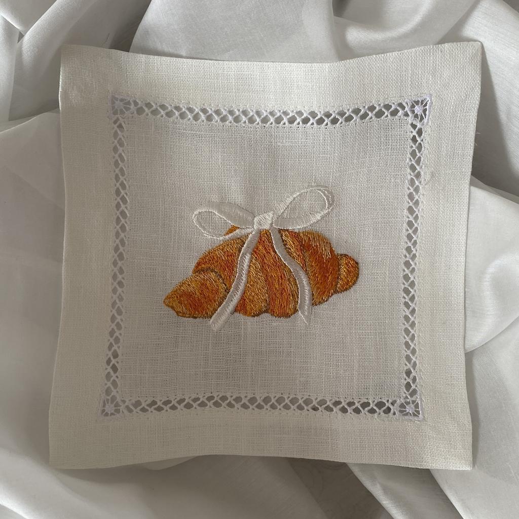 Костер с круассаном и белым бантиком, молочно-белый