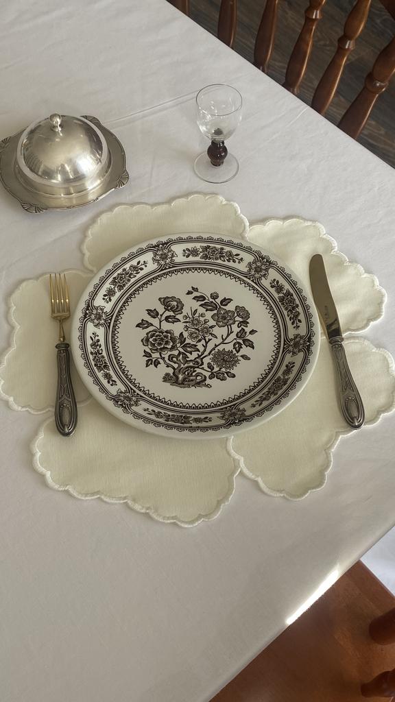 Плейсмат цветочек, молочно-сливочный