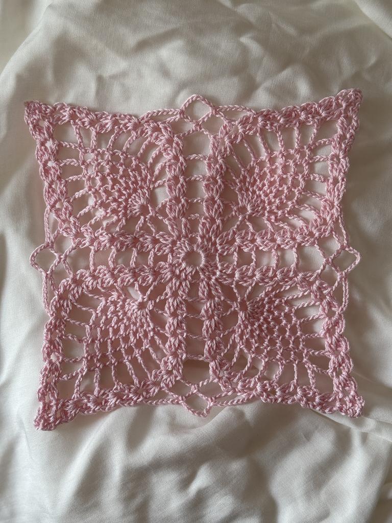 Костер вязаный «Бабочка», нежно-розовый