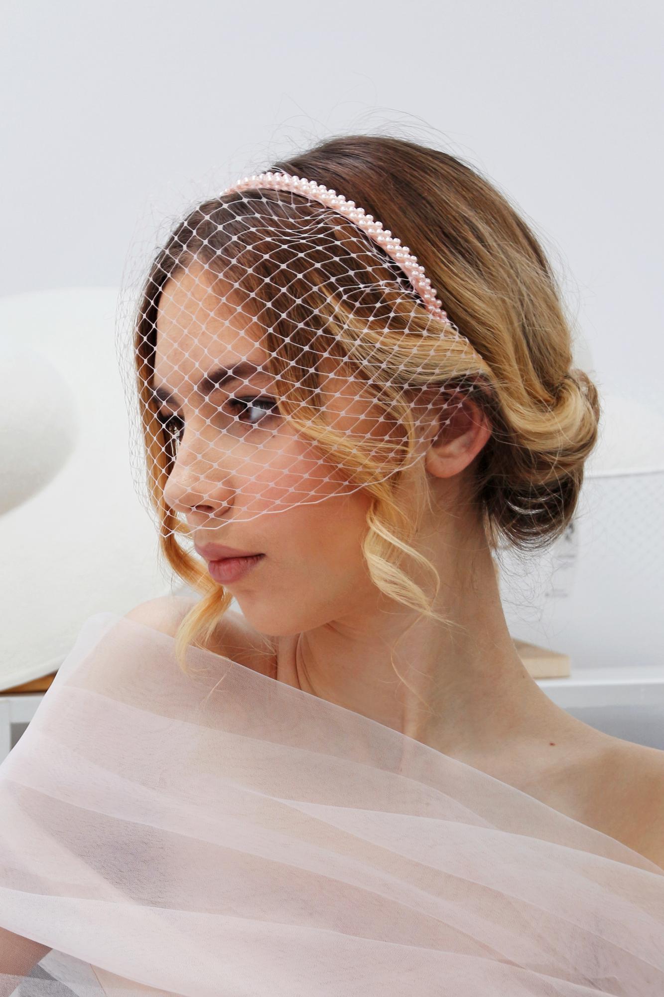 Свадебная вуалетка на ободке. Жемчужный ободок с вуалью. Цвет пудровый
