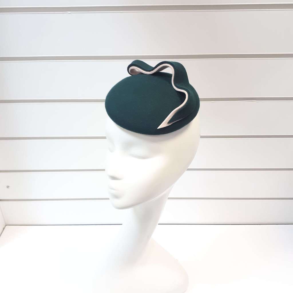 Шляпка-таблетка "Волна". Цвет темно-зеленый\кремовый