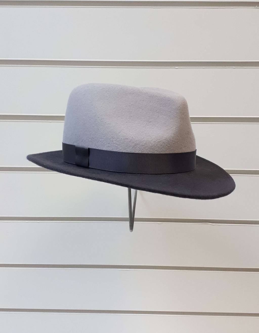 Мужская двухцветная остроносая шляпа Федора. Цвет графит/светло-серый