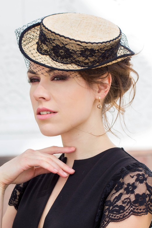 Соломенная шляпка-цилиндр