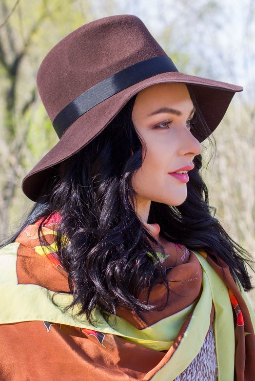 Шоколадная широкополая шляпа Федора с укороченными полями